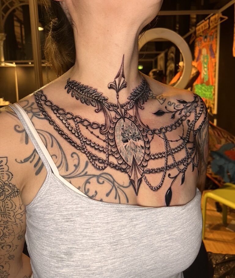 Tattoo-Bijoux avec des ornements argentés et diamant, une pierre Diamant à facettes grises argent en forme ovale