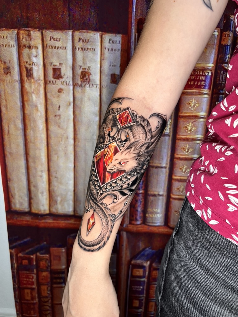 Tattoo-Bijoux avec des pierres Cornaline et un dragon en noir et gris qui s'agrippe autour