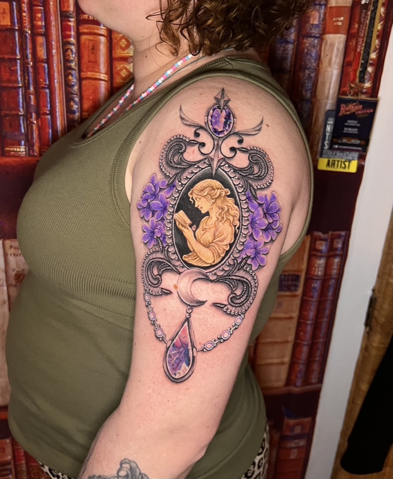 Tattoo-Bijoux avec des fleurs réaliste violettes, un camée représentant une fille qui lit un livre, des pierres améthyste et labradorite