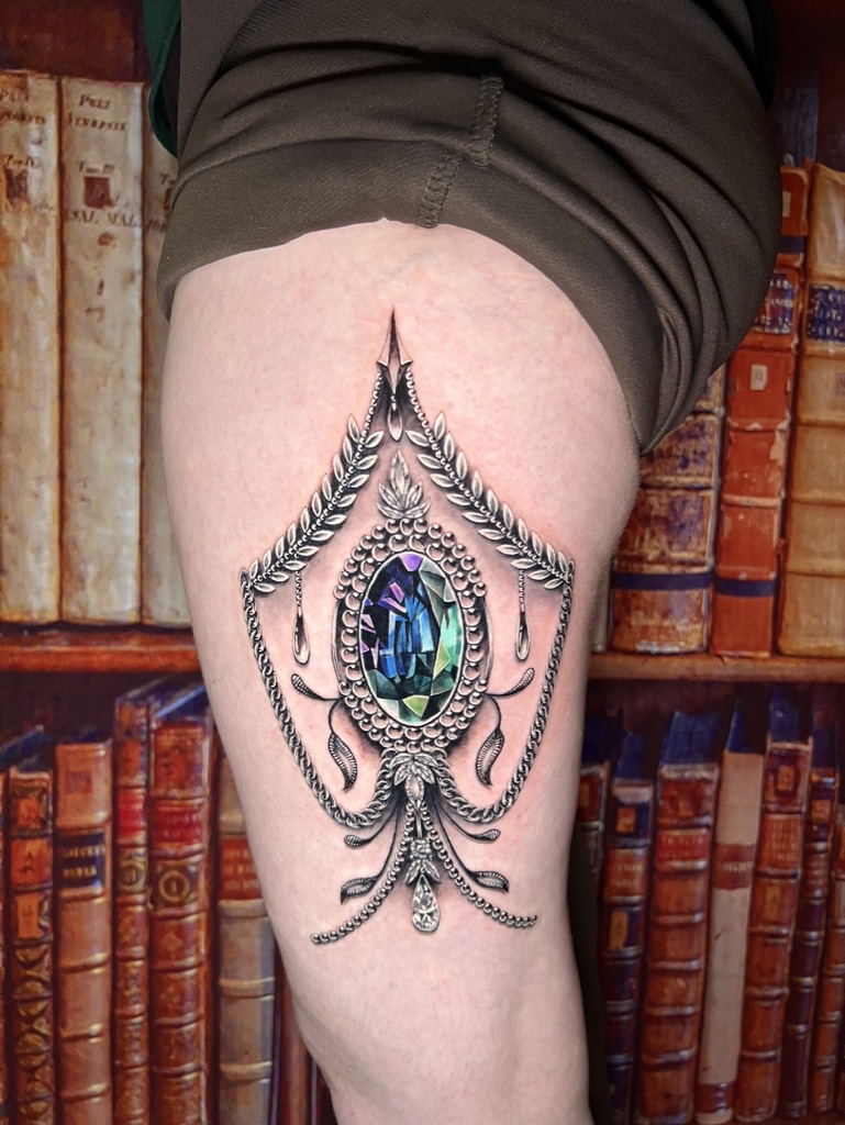 Tattoo-Bijoux avec des ornements argentés et diamant, une pierre à facettes multicolore en forme ovale
