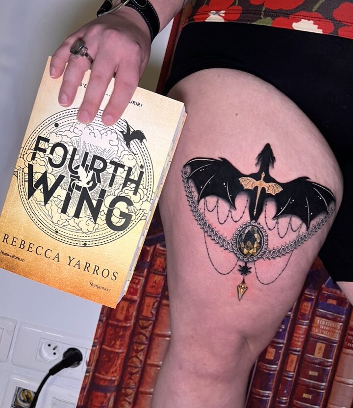 Tattoo-Bijoux avec un dragon noir, un dragon à paillettes dorées, une pierre à facettes dorées de forme ovale et des chaînes argentées