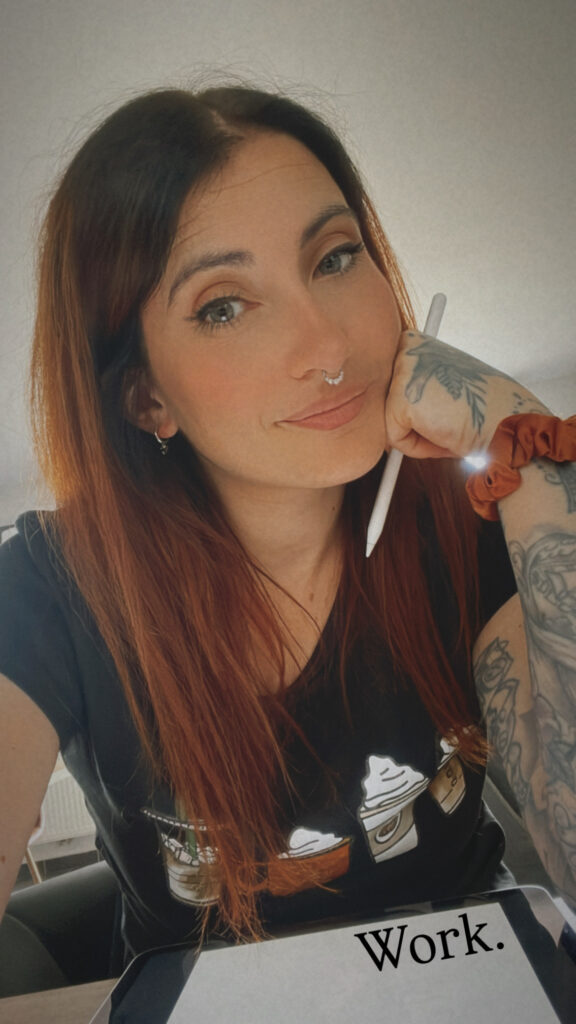 Tatoueuse Booksta Fleur de May, femme aux cheveux roux, tatouée