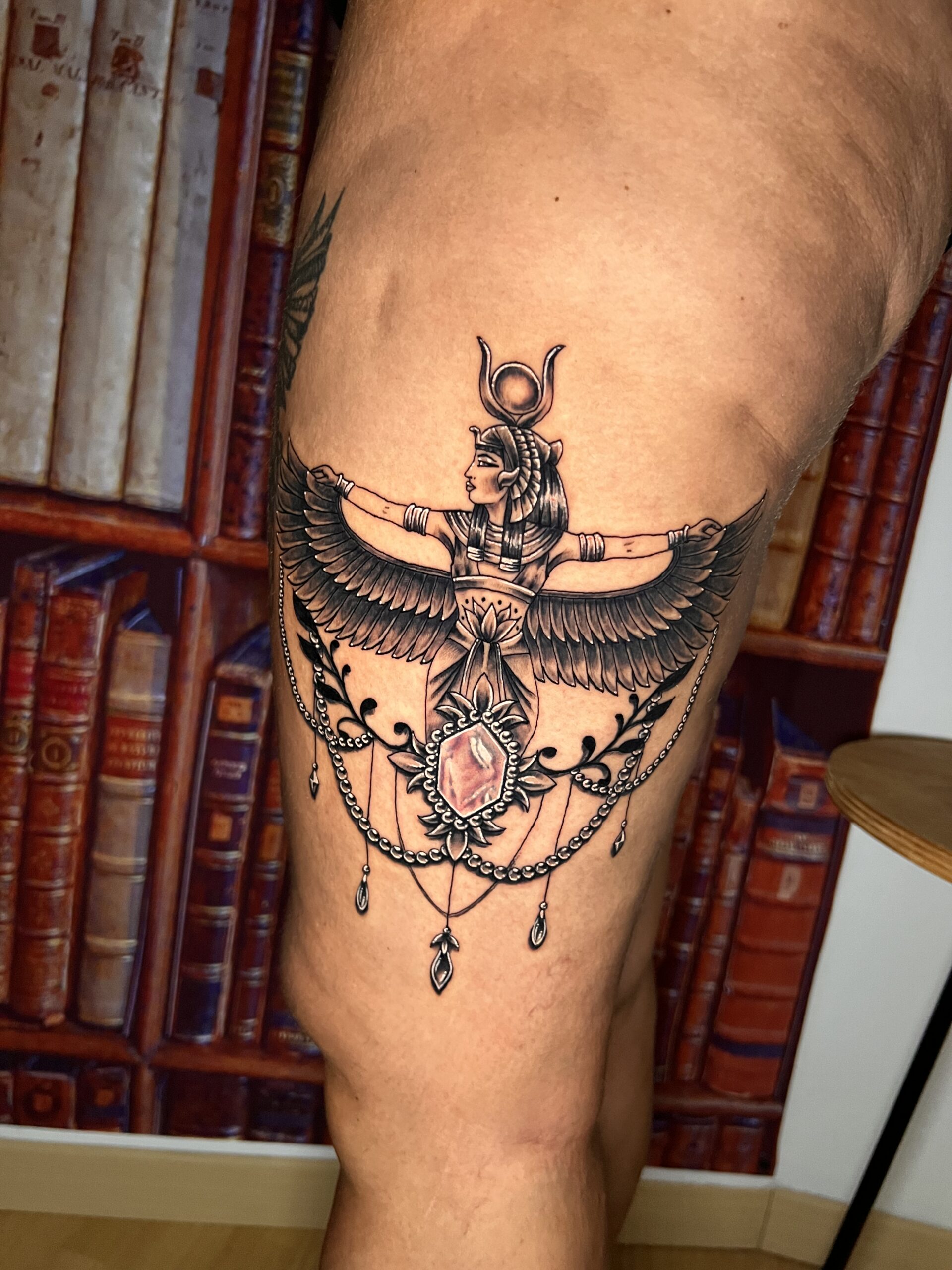 Tattoo-Bijoux avec la déesse égyptienne Hathor, bras et ailes écartés, et une pierre de quartz rose