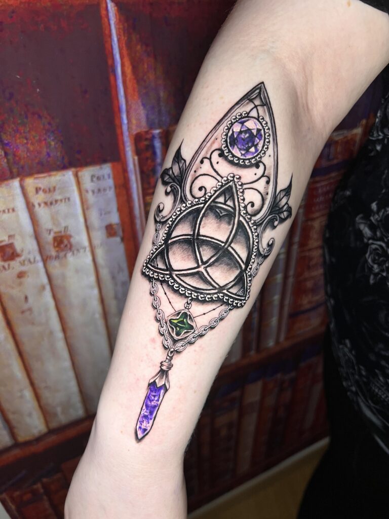 Tattoo-Bijoux avec une pierre améthyste violette, un symbole witchy de la série télé Charmed et des pendentifs bijoux