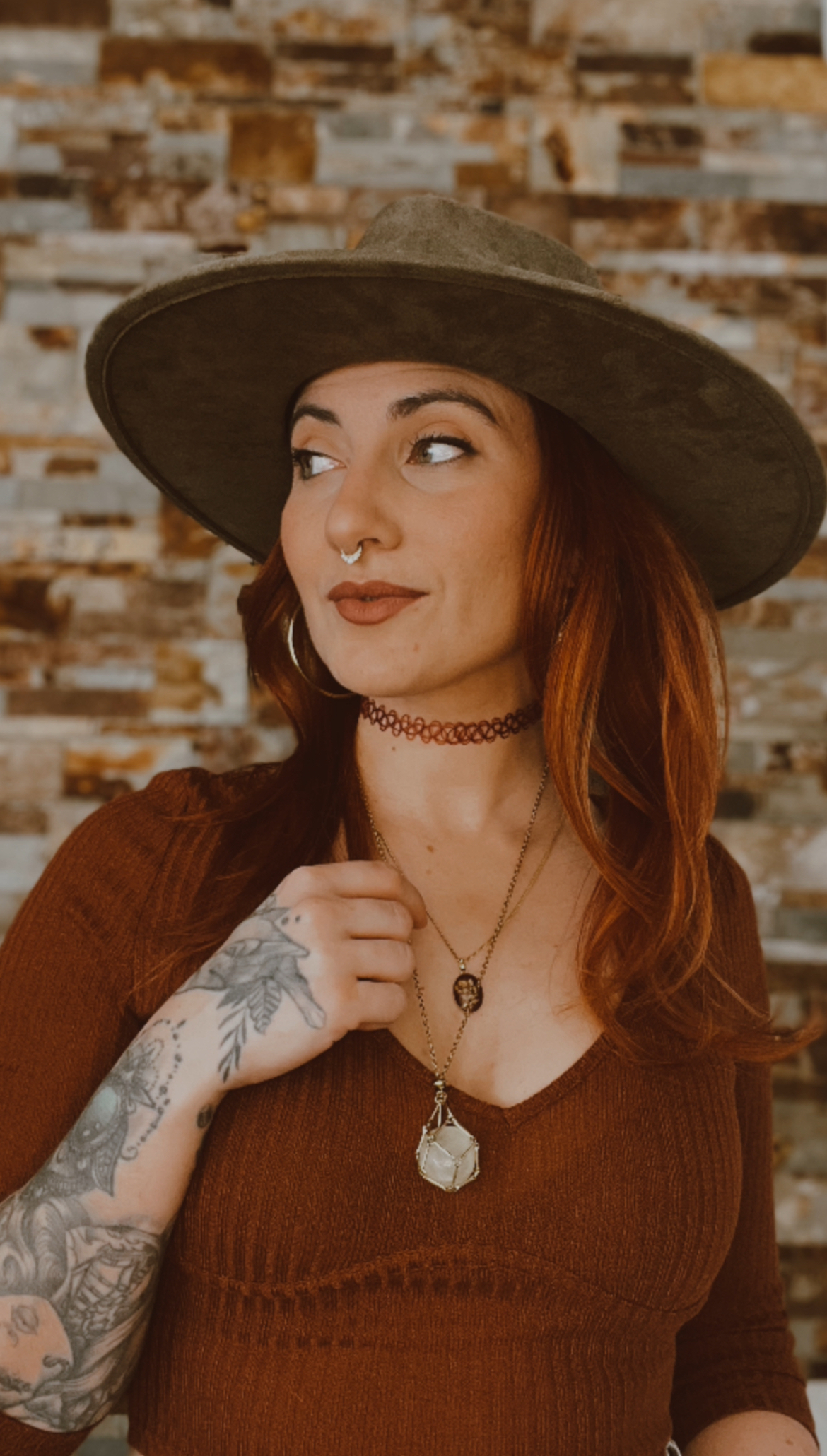Tatoueuse Booksta Fleur de May, femme aux cheveux roux, tatouée
